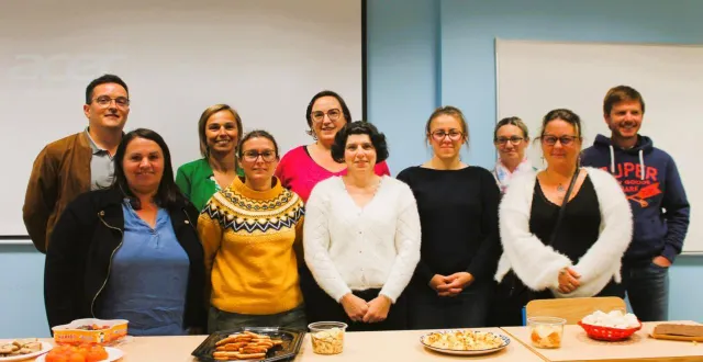 photo  laëtitia roux (à gauche, au premier plan) entourée de l’équipe.  &copy;  le maine libre 