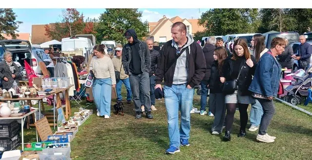 photo  l’union cycliste organisait, dimanche, sa brocante. pascal morancé, le président, était satisfait. avec 1,30 km de brocanteurs et malgré un temps incertain, les badauds sont venus en nombre. la prochaine manifestation que l’union cycliste réalisera, ce sera une rando vtt et pédestre, le 23 novembre, à partir de la salle des 4 vents, rue alexandre-bellanger.  &copy;  ouest-france 