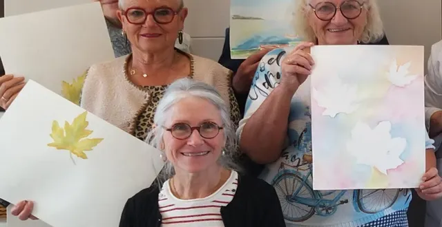 photo  véronique moret (assise) a fait découvrir l’aquarelle aux artistes amateurs.  &copy;  ouest-france 