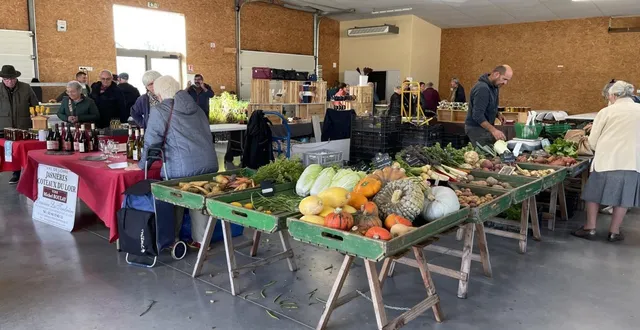 photo  le marché d’automne proposé par le comité des fêtes s’est tenuà l’intérieur de la halle.  &copy;  le maine libre 
