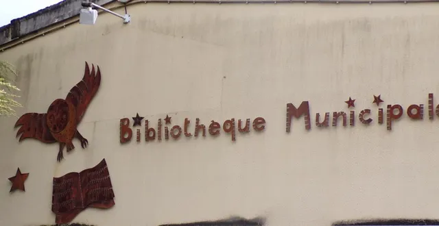 photo  au fronton de la bibliothèque municipale, est accroché l’emblème de la bibliothèque municipale, à savoir une chouette.  &copy;  le maine libre 