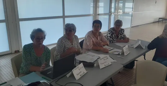 photo  la présidente béatrice renou (au premier rang à gauche) anima l’assemblée générale, aux côtés de marcelle benesteau, trésorière de l’association.  &copy;  ouest-france 