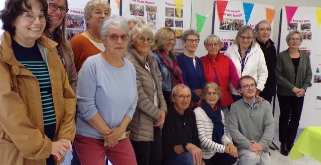 photo  anciens et nouveaux bénévoles se sont retrouvés pour les 20 ans de la bibliothèque municipale.  &copy;  le maine libre 