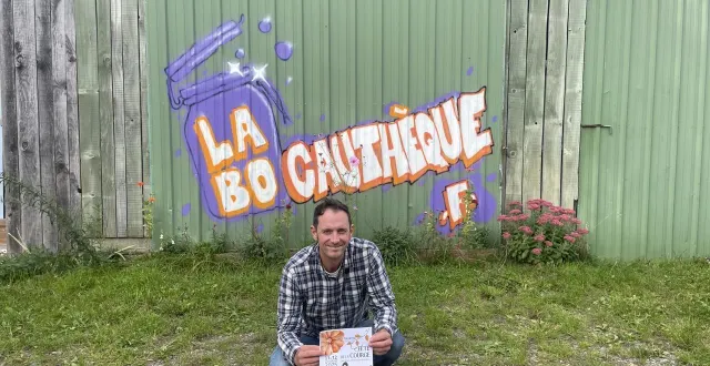 photo  alex marnat, qui a fait le graffiti de la grange devant laquelle pose damien chivialle, va transformer une caravane décrépie en citrouille. elle fera office d’accueil lors de la fête de la courge.  &copy;  ouest-france 