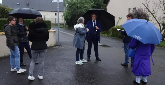 photo  les habitants ont bravé la pluie pour échanger avec l’équipemunicipale…  &copy;  le maine libre 