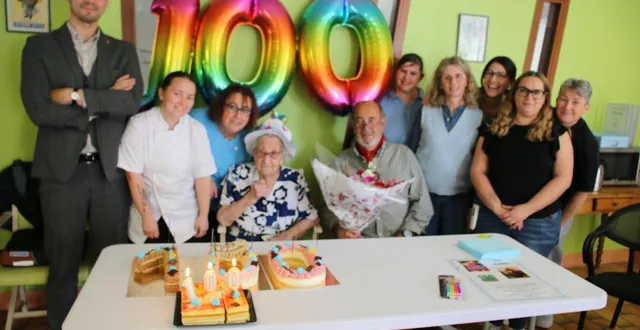 photo  derrière ses gâteaux d’anniversaire, hélène morin, au centre, entourée de son fils à gauche, de simon sadrin, à droite, et du personnel.  &copy;  le maine libre 