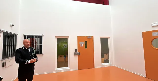photo  vincent vernet, directeur de la prison de condé-sur-sarthe, a présenté le nouveau quartier de lutte contre la criminalité organisée aux élus et à la presse ce lundi 6 octobre 2025.  &copy;  ouest-france 