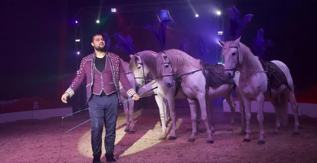 photo  le cirque sébastien zavatta, sous la direction de james douchet.  &copy;  cirque sébastien zavatta 