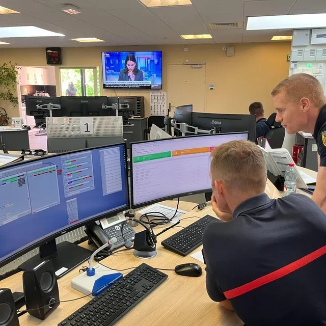 photo le cta-codis, ou centre de traitement de l’alerte au sein du centre opérationnel départemental d’incendie et de secours. c’est là que tous les appels de secours sont reçus.  ©  ouest-france