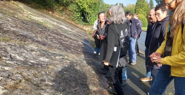 photo  lors de la présentation de la dalle des pierres plates.  &copy;  ouest-france 