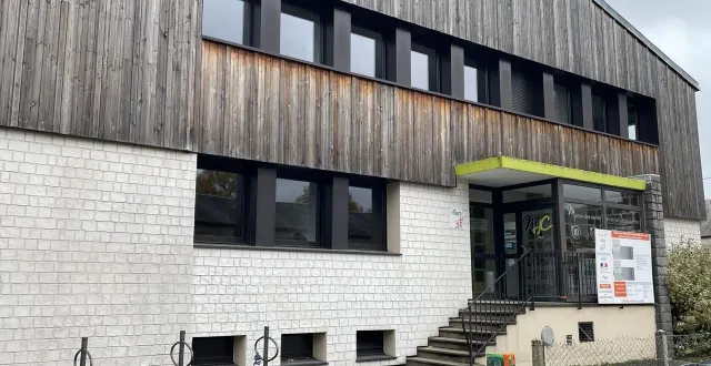 photo  la toiture de la mjc de flers, dans l’orne, va être remplacée.  &copy;  ouest-france 