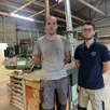 photo dylan chevalier et jérémy bonnet, deux jeunes entrepreneurs à pied d’œuvre dans leur atelier de changé.