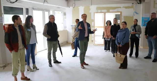 photo  pierre-marie gourhand, le responsable de la mission économique du pays sabolien (au centre), guidant les participants sur le chantier du tiers-lieu la virgule, vendredi 3 octobre 2025, à sablé-sur-sarthe.  &copy;  ouest-france 