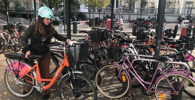 photo  il est relativement facile de stationner son vélo au mans. principales difficultés pointées par l’enquête : la gare (photo) et le centre-ville, en raison du nombre croissant de vélos électriques en location.  &copy;  ouest-france 