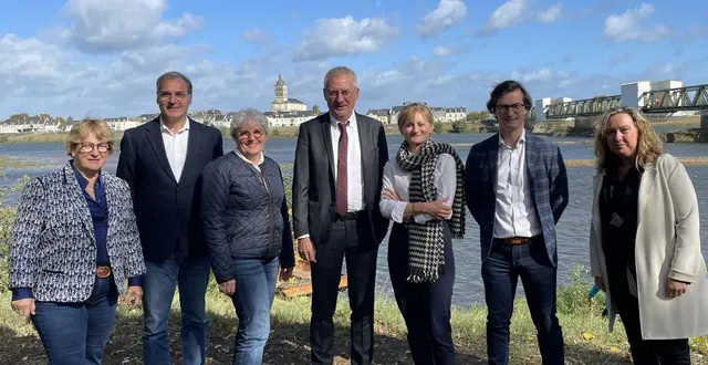 photo  martine gendron, grégoire de tournemire, myriam pichon, patrice mangeard, margot manni, grégory berger et karine viez, les premiers colistiers de « loire-authion autrement ».  &copy;  co 
