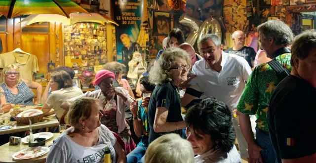 photo  jeannine brunet, alias la mère lapipe, au centre, au milieu des habitués de son troquet, à l’angle de la rue d’eichthal et de la rue du colonel-raynal, au mans.  &copy;  pierrick bourgault 