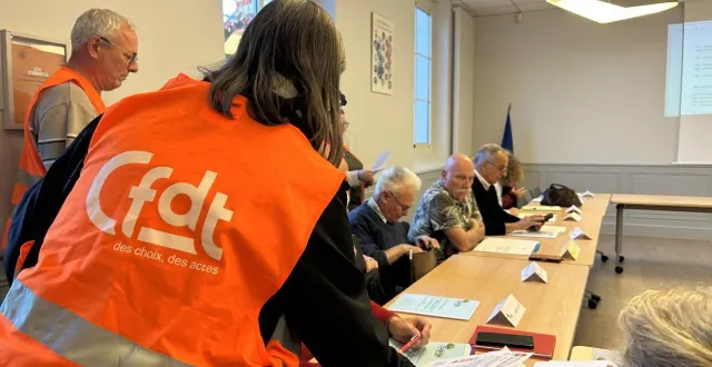 photo  une poignée de membres du syndicat cfdt interco de la sarthe sont intervenus, ce lundi 6 octobre 2025, au conseil de sargé-lès-le mans.  &copy;  ouest-france 