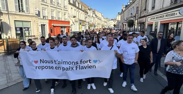photo  un peu plus de 200 personnes ont défilé dans le calme à la flèche (sarthe), ce lundi 6 octobre 2025, à l’occasion de la marche blanche en hommage à flavien hurpy, tué d’un coup de couteau au mans.  &copy;  ouest-france 