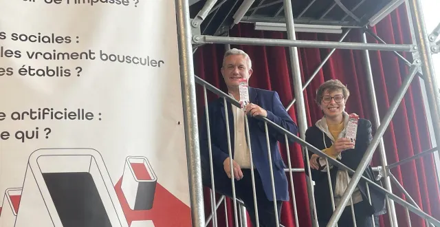 photo  frédéric leveillé et juliette giraud, du cabinet du maire, ont présenté le cycle de conférences de l’université populaire des transitions.  &copy;  ouest-france 