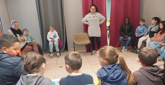 photo  les écoliers, avec au centre l’artiste k2b et, à gauche, blandine busson, coprésidente de l’association artbeaurésens, organisatrice du festival de street art.  &copy;  ouest-france 