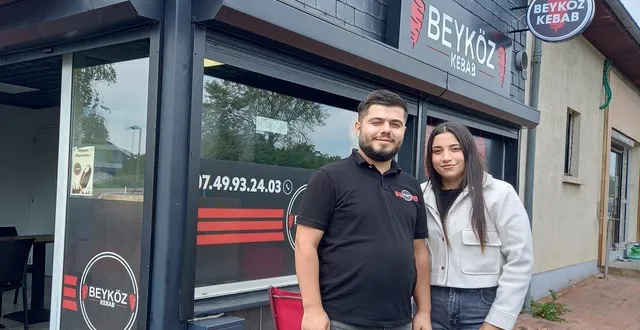photo  mehmet karadag, ici avec son épouse tugba, devant le kebab qu’il vient de reprendre au centre commercial jean-jaurès.  &copy;  ouest-france 