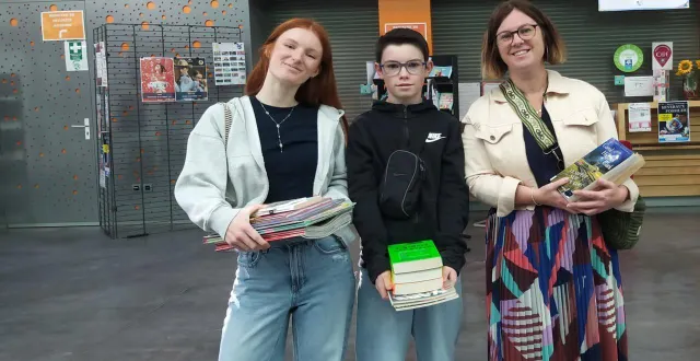 photo  maëlys, soan et virginie sont repartis les mains pleines de livres et de magazines.  &copy;  ouest-france 