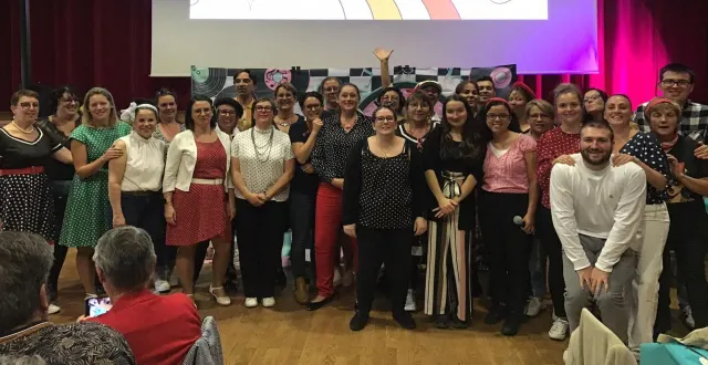 photo  l’ehpad et l’association ensemble vie désir ont réuni, dimanche, près de 195 convives au centre culturel courmesnil pour un repas placé sous le signe des années 50. certains n’ont pas hésité à jouer le jeu, arborant jupes à pois, vestes cintrées et accessoires rétro, donnant à la salle des airs de bal populaire d’autrefois. l’émotion était aussi au rendez-vous : deux résidentes, toutes deux âgées de 101 ans, ont été mises à l’honneur aux côtés de leurs familles et ont reçu chacune un bouquet de fleurs.  &copy;  ouest-france 