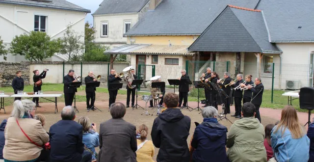 photo  l’ensemble de cuivres lcpa a assuré la première partie de l’inauguration du théâtre de verdure.  &copy;  co 