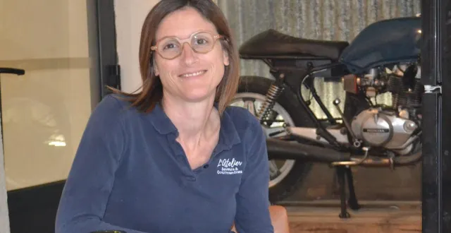 photo  pascaline gohier a mis à profit l’agrandissement du restaurant pour installer une nouvelle moto en déco avec son époux sylvain.  &copy;  le maine libre 