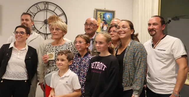 photo  isabelle perrault, entourée des siens, vient de recevoir la médaille de la ville de chalonnes pour sa longue carrière au service de soleil de loire.  &copy;  co. 