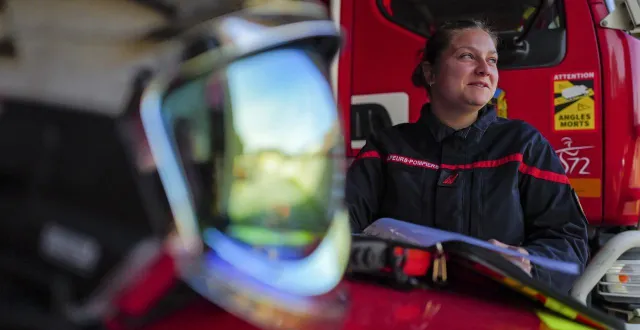photo  onze sapeurs-pompiers volontaires occupent le petit centre de secours de saint-maixent, dans le nord de la sarthe. inès, une des deux femmes qui composent l’effectif, raconte la vie de sapeur-pompier volontaire.  &copy;  le maine libre - denis lambert 