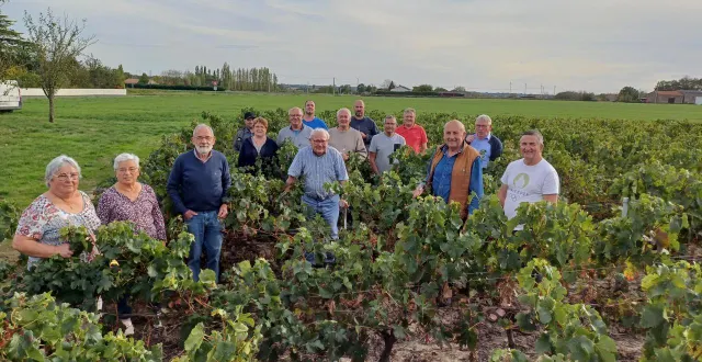 photo  entouré de tous ses amis viticulteurs d’orée-d’anjou, francis a arrosé ses 102 ans.  &copy;  ouest-france 