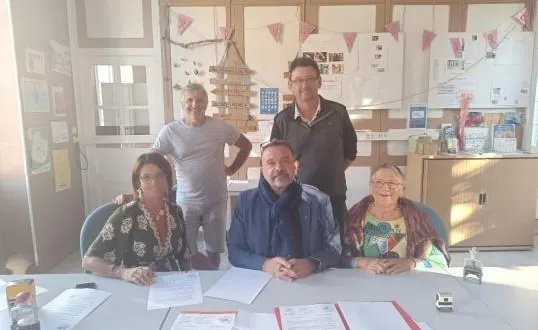 photo  sophie portail, philippe trotin, christophe pinto, vincent barrais et chantal buin ont signé la convention de partenariat.   &copy;  centre social lares 