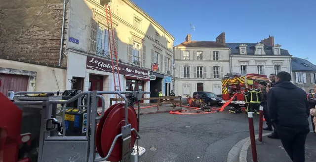 photo  16 pompiers sont intervenus pour un incendie place saint-vincent au mans.  &copy;  le maine libre 