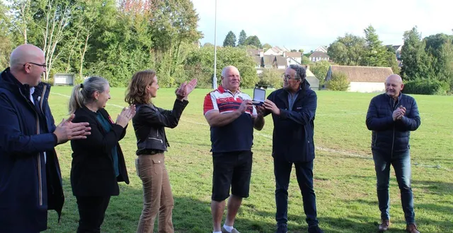 photo  un hommage amplement mérité pour celui qui, depuis plus de trois décennies, fait vivre et rayonner le rugby à bonnétable.  &copy;  lilith fontaine 