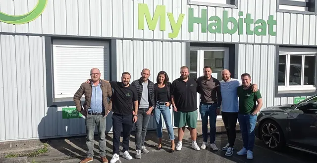 photo  une partie des équipes de my habitat, devant les locaux de l’entreprise, dans la rue michael-faraday au mans.    &copy;  ouest-france 