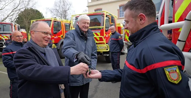 photo  l’ancien préfet emmanuel aubry et le président du département dominique le mèner lors d’une remise de clés de six nouveaux camions en janvier dernier.  &copy;  ouest-france 