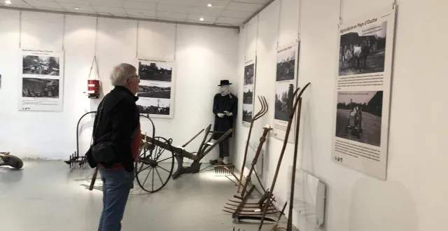 photo  les vieilles photos en noir et blanc, agrandies et légendées, sont exposées à l’espace des tanneurs.  &copy;  ouest-france 