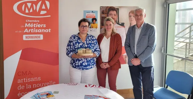 photo  de gauche à droite : catherine gomes, artisane savonnière, stéphanie choplin, assistante de direction, et vincent chapelain, directeur territorial.  &copy;  ouest-france 
