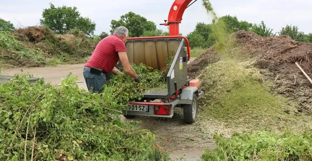 photo  un guide réalisé par anjou bleu communauté propose des astuces pour recycler soi-même les végétaux dans son jardin (feuilles mortes, branchages, pelouse, restes de cuisine…) et les réutiliser (paillage, compostage, mulching…).  &copy;  co – joël audouin 