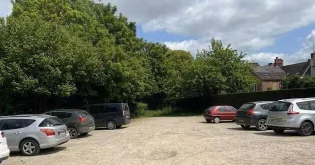 photo  la rixe a eu lieu sur un parking communal de l’aigle (orne), samedi 24 mai 2025 au petit matin.  &copy;  archive ouest-france 