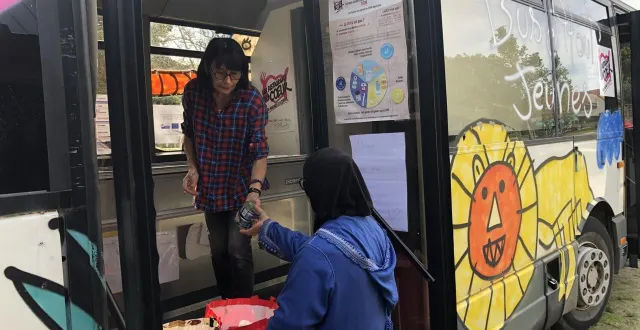 photo  au mans, le « bus du cœur » vient jusqu’aux habitants du quartier de l’épine pour qu’ils récupèrent, tous les mercredis, des produits alimentaires et des articles d’hygiène.  &copy;  ouest-france 