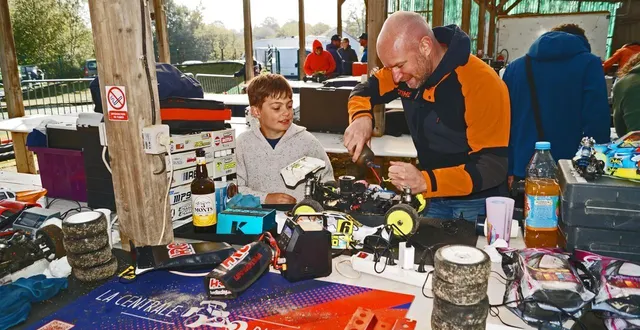 photo  dionis et pierre louis s’affairent sur le bolide entre deux courses de qualifications.  &copy;  ouest-france 