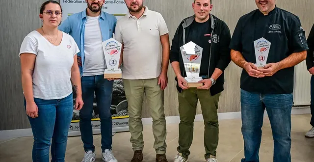 photo  dans la catégorie « viennoiserie originale », les lauréats : francis boudin de la flèche (deuxième en partant de la droite) termine premier ; teddy cheux, louna et benoît de la boulangerie au fournil des gourmands (à gauche) terminent deuxième et nicolas doire (à droite) des délices d’artisan complète le podium.  &copy;  photo : le maine libre - yvon loué 