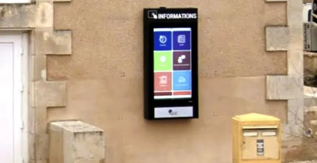 photo  de plus en plus de collectivités remplacent les vieilles vitrines par ce genre de panneau d’information tactile.  &copy;  ouest-france 
