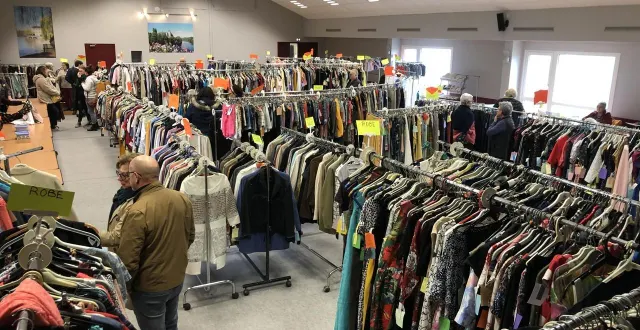 photo  la traditionnelle bourse aux vêtements de sablé-sur-sarthe, organisée à la salle des fêtes de solesmes, a lieu samedi 11 et dimanche 12 octobre 2025. les dépôts débuteront mercredi 8 et jeudi 9 octobre 2025.  &copy;  ouest-france 