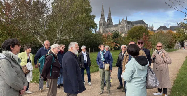 photo  chaque année, la ville de sées qui appartient au réseau des petites cités de caractère organise une visite centrée sur son patrimoine : un dimanche de caractère. cette année les jardins et la biodiversité étaient à l’honneur dans le jardin du palais d’argentré, les jardins familiaux comme au cours des fontaines.  &copy;  ouest-france 