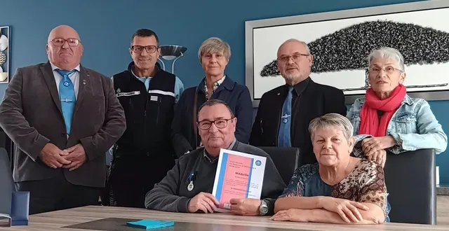 photo  la cérémonie, à la fois sobre et chaleureuse, a mis à l’honneur jean-pascal monsterlet, ancien major de gendarmerie.  &copy;  co. 