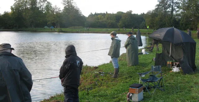 photo  les amateurs de pêche sur les berges du vivier.  &copy;  ouest-france 