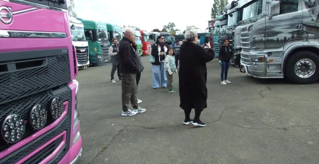 photo  les nombreux camions peints ont eu un accueil fervent du public.  &copy;  ouest-france 